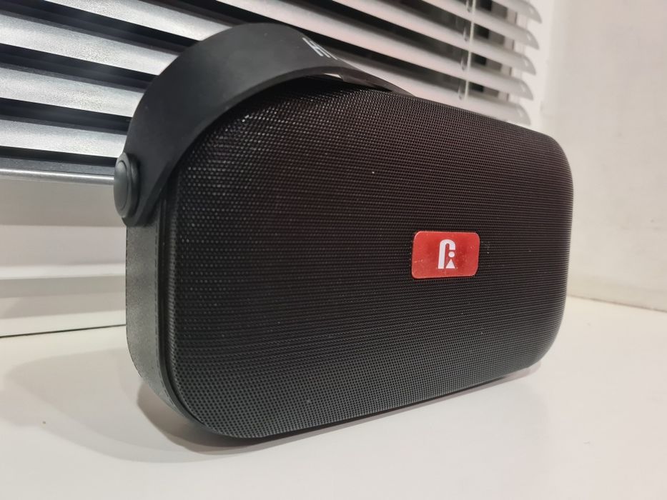 Музыкальная блютуз колонка карманная есть AUX  Новое.