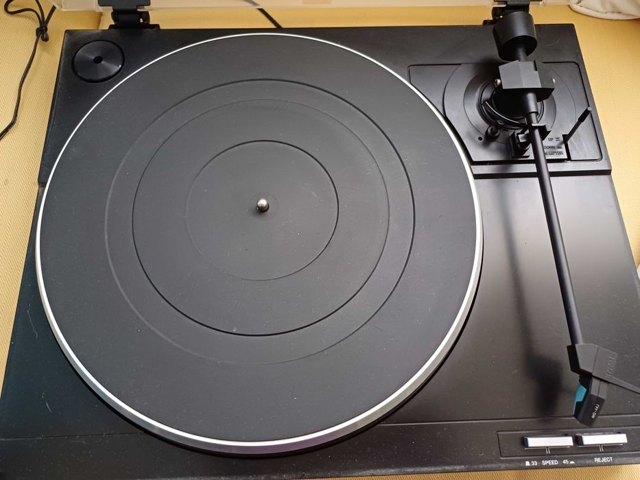 Aparelhagem com gira discos, 2 decks de cassetes, radio Sanyo