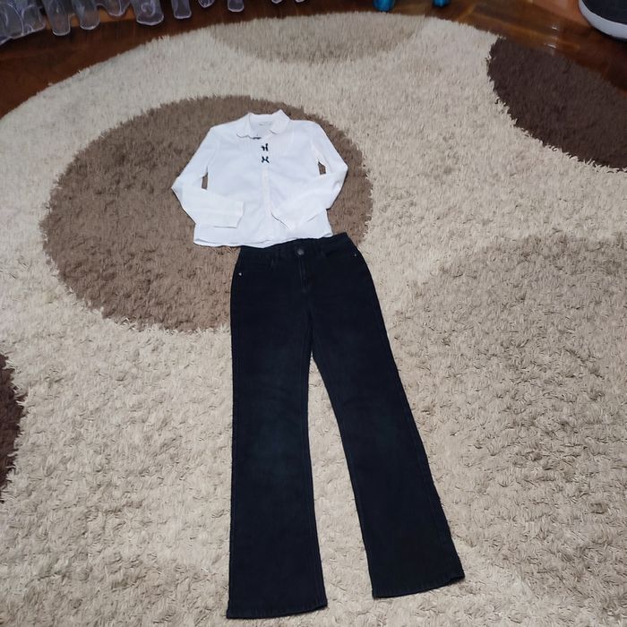Продам черные джинсы на девочку до 11 лет. Рубашка идёт в подарок.  До