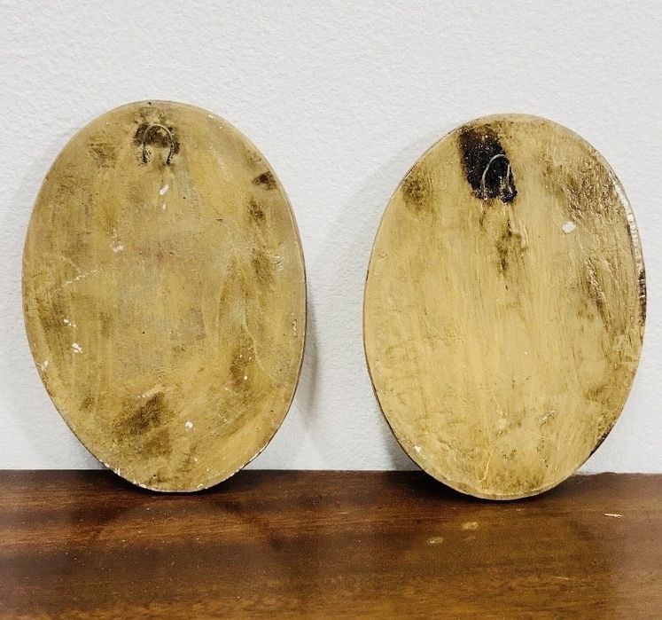 Par de pequenas placas.