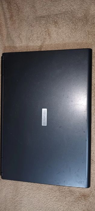 Три ноутбука Toshiba, Dell, IBM.