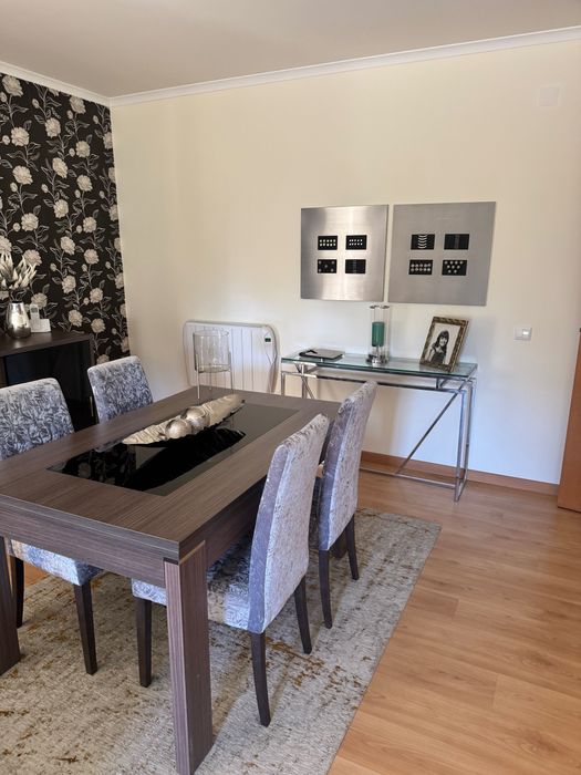 Vendo sala de jantar completa e móvel de tv