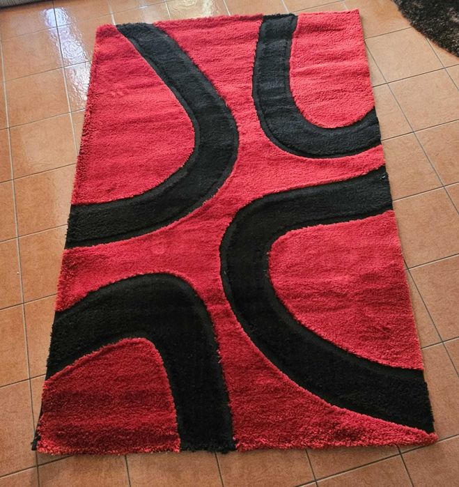 tapete vermelho e preto