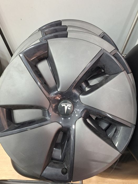 Vende-se tampa aerodinâmica (calota) original Tesla Model 3 – 18"