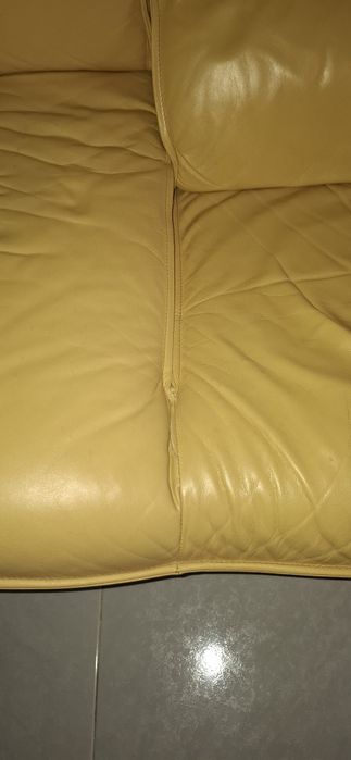 Sofá amarelo  de 3 lugares em pele