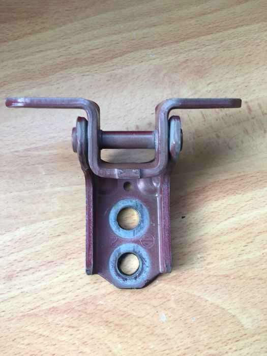 Дверная петля Nissan Juke (нижняя левая)