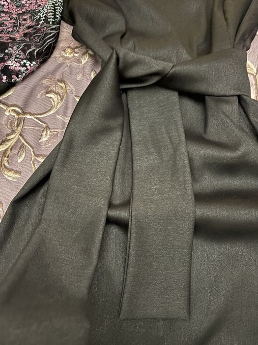 Гарне плаття з вишитими рукавами