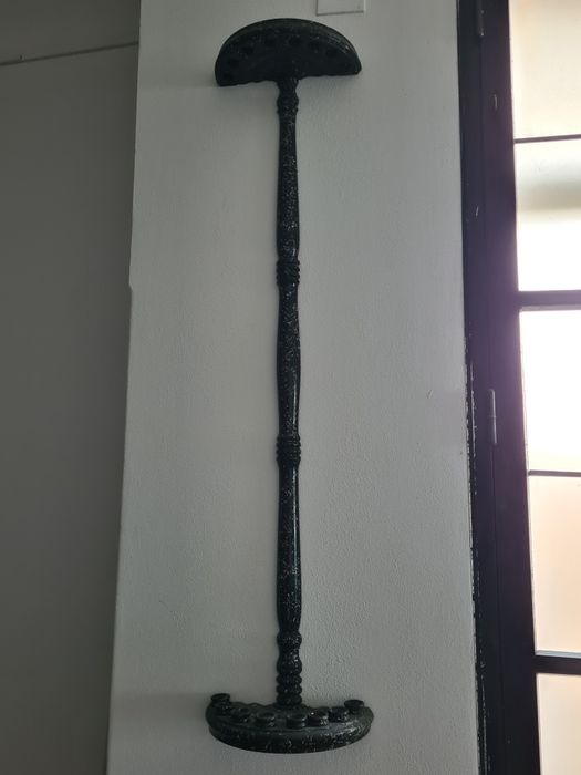 Suporte de parede com 8 tacos de snooker