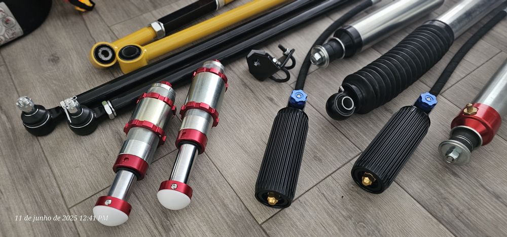 Barras direção reforçadas e panhards reguláveis