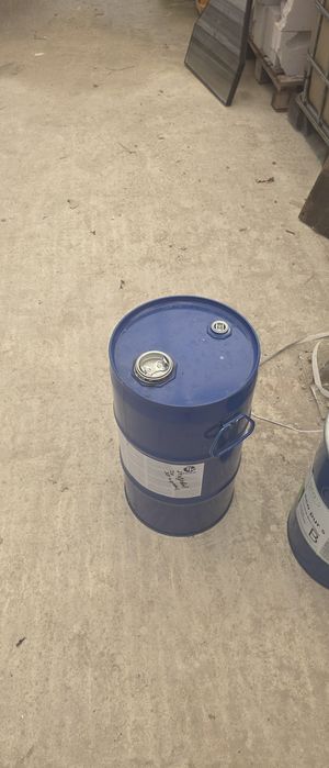 В наявності бочки з зажимом( з кришкою)200л, 30л. Є 30л, під рідину