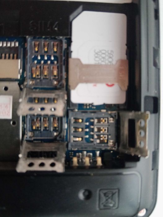 Телефон на 4 сим карты MAXFONE V12.