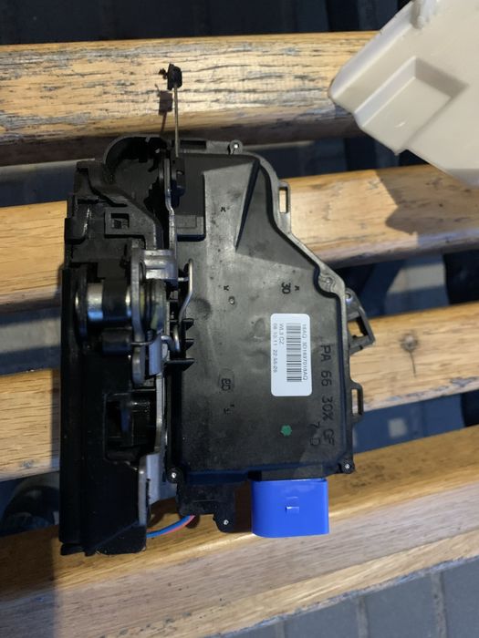 Zamek drzwi Volkswagen Turan prawy przód orginalny