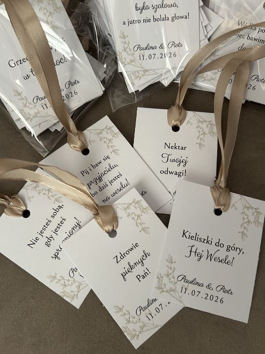 Beżowe zawieszki na alkohol