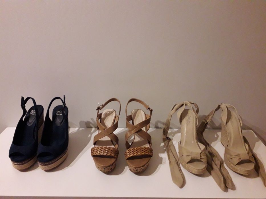 Sandálias de cunha novas