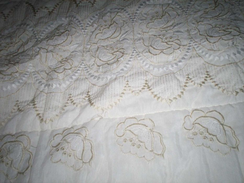 Colcha de casal bordada creme