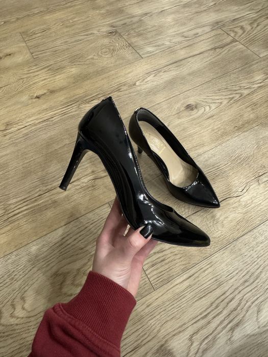 Czarne skórzane lakierowane czółenka buty na obcasie szpilki 35 SALA
