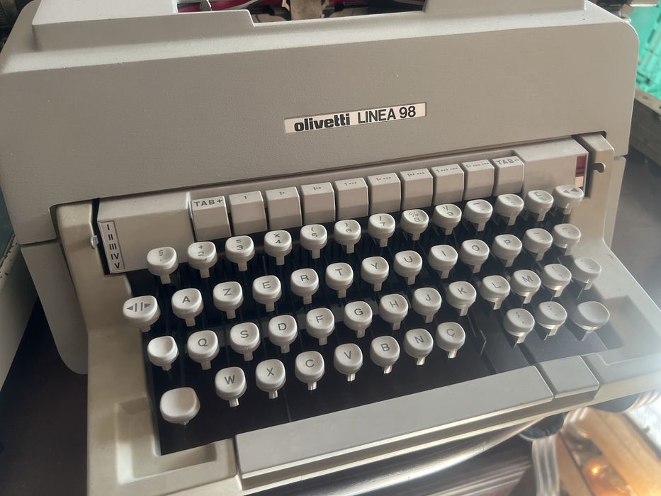 Maquina de escrever Olivetti Linea 98