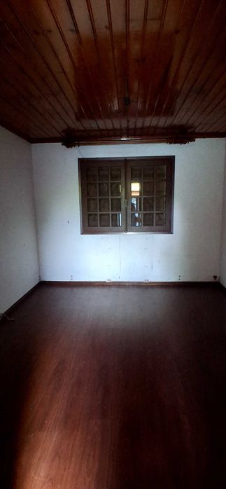 Casa espaçosa com anexos e jardim