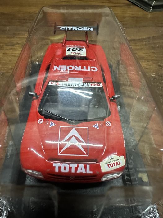 Miniatura á escala 1/43 do Citroen e Mitsubishi do Dakar da Altaya