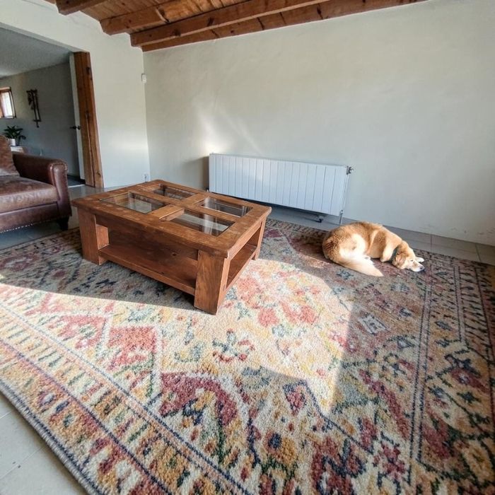 Mesa centro de sala em Teca  rectangular. Com  quatro aberturas em cima com vidro