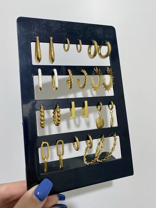 Vários brincos dourados em aço inoxidáveis