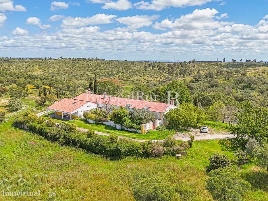 Herdade com 90 hectares e várias construções em Moura, Beja
