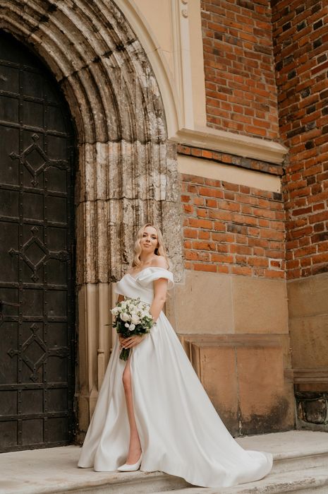 Весільна сукня з атласу розмір с