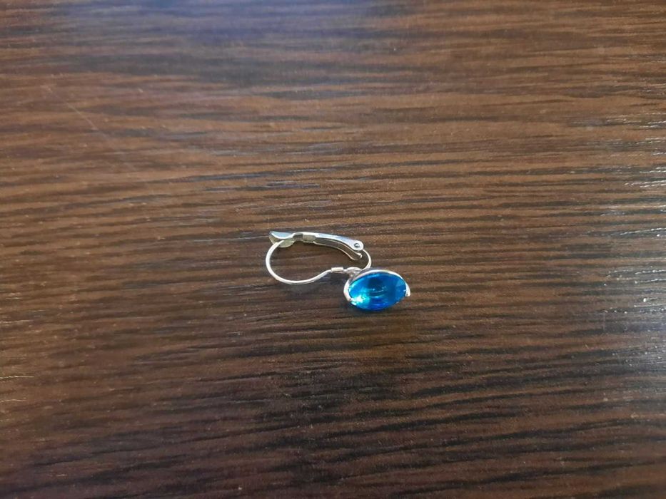 Одна сережка с голубым камушком серьги бижутерия