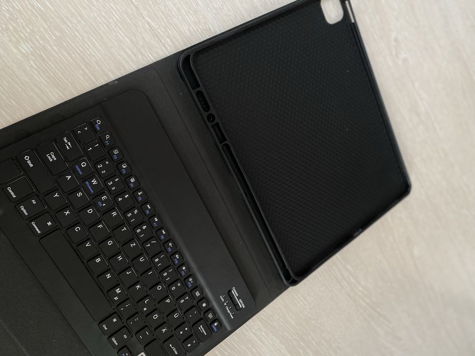 Чохол з клавіатурою на iPad Air13