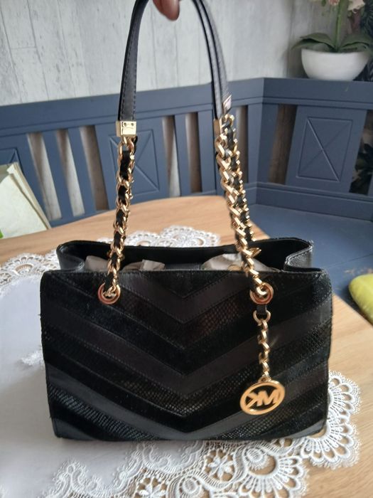 Michael Kors – elegancka czarna torebka na łańcuszku