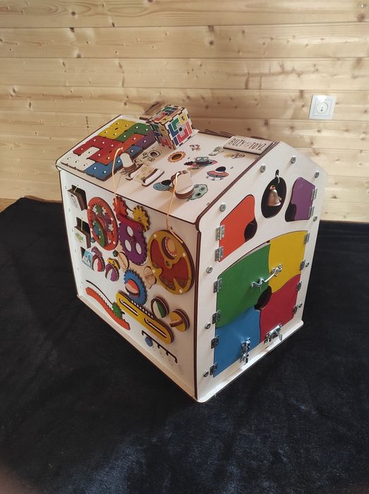 Domek manipulacyjny drewniany Montessorii