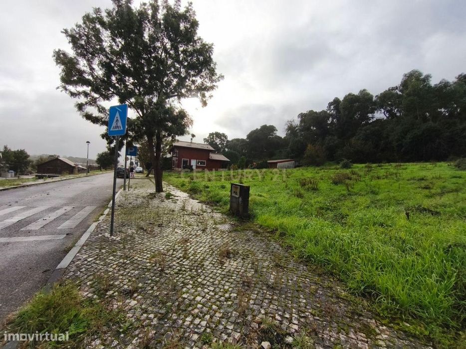 Terreno urbano inserido em loteamento com 878 m2 na Quinta do Arneiro
