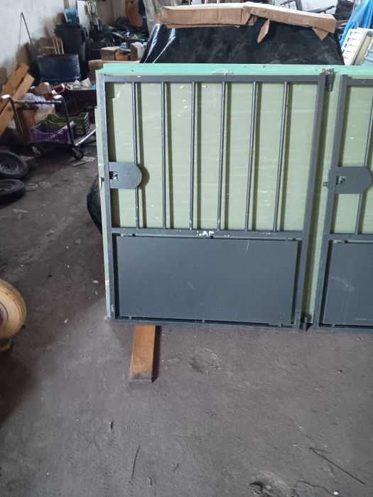 Dois portões em tubo quadrado zincados – 1190 x 960 mm