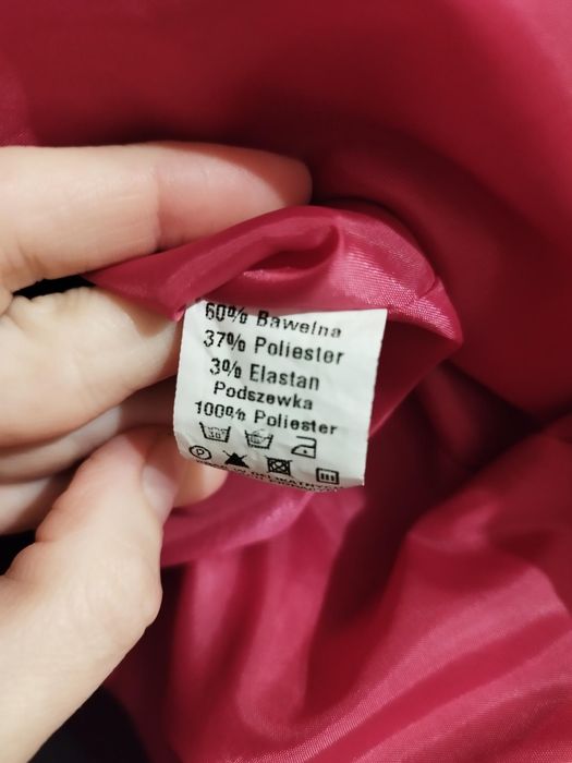 Różowy garnitur damski magenta fuksja, złote guziki uniwersalny