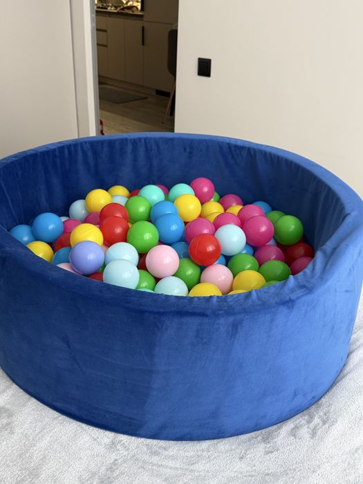 Сухий басейн з кольоровими кульками для дітей