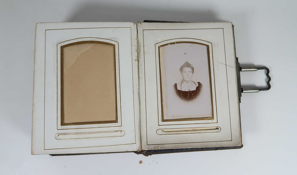 Álbum fotográfico com 16 fotografias Séc. XIX/XX