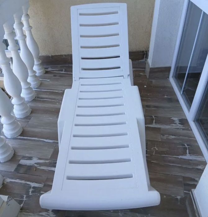 Шезлонги пластиковые пляжные