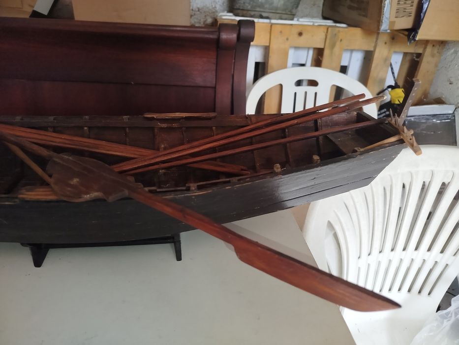 Grande e detalhado modelo de barco Avieiro com ferramentas de pesca.