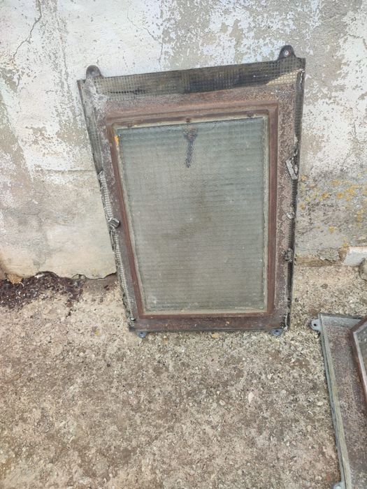 Duas janelas ou clarabóias de telhado