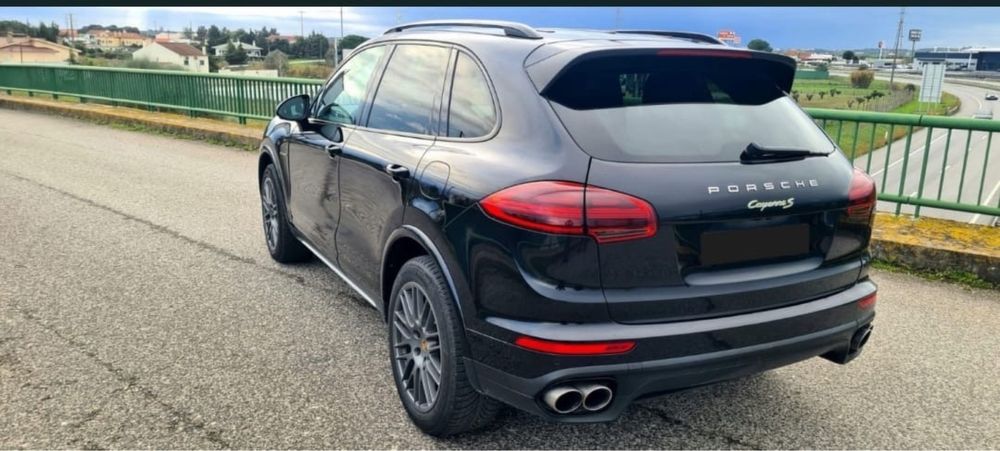 Porsche Cayenne E-Hybrid - 416 cv - SUV de luxo