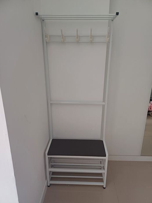 Stojak z wieszakami i siedziskiem