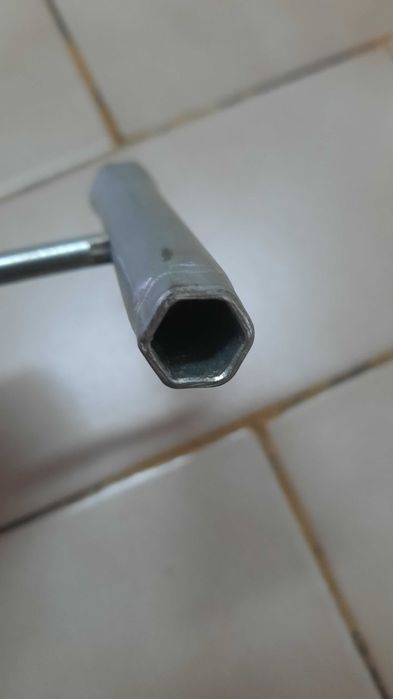 Chave tubular em T e ponta Philips