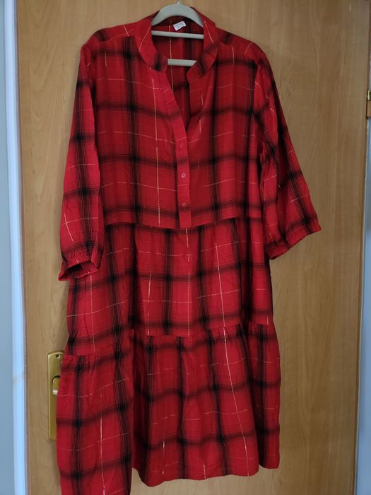 Sukienka w kratkę ze złotą nitką