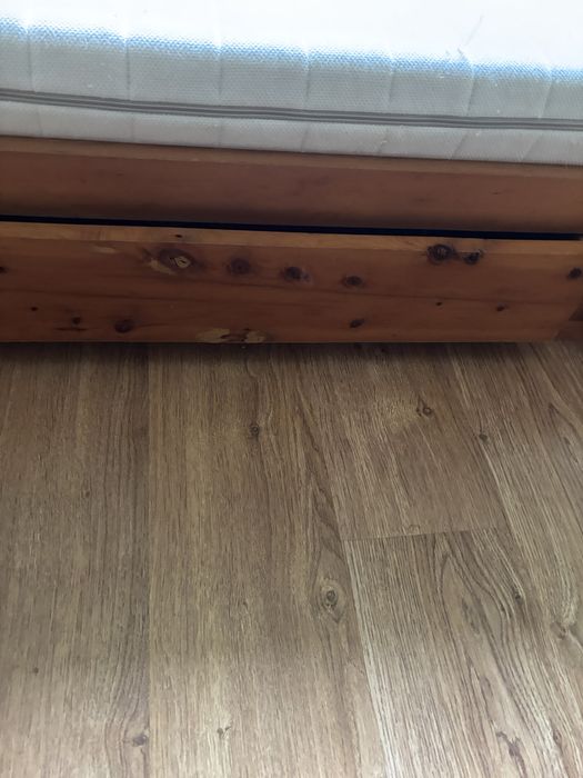 Cama solteiro com duas gavetas, sem colchão.