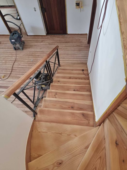 Afagamento de escadas em madeira.