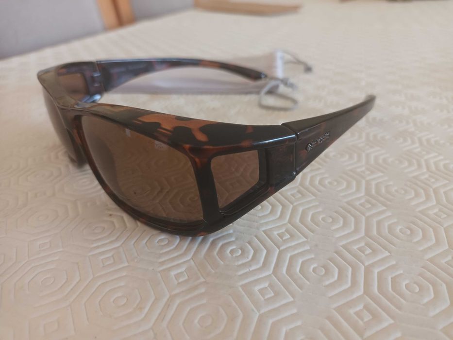 Oculos de sol Polaroid castanhos. Oferta de bolsa da marca