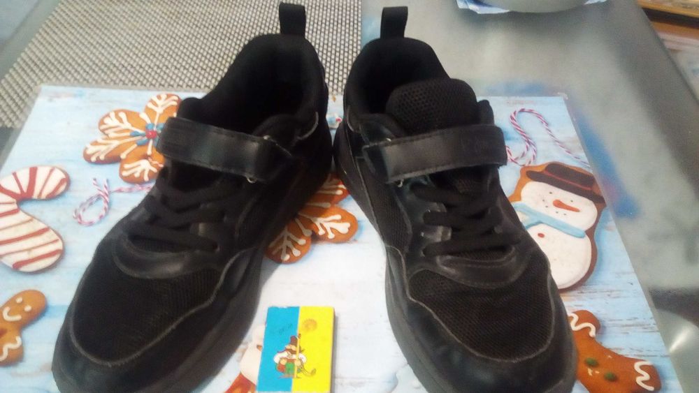 Продам детские черные кроссовки  размер 33