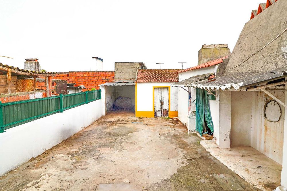 Moradia T1 Totalmente Remodelada + 2 Anexos + Terreno