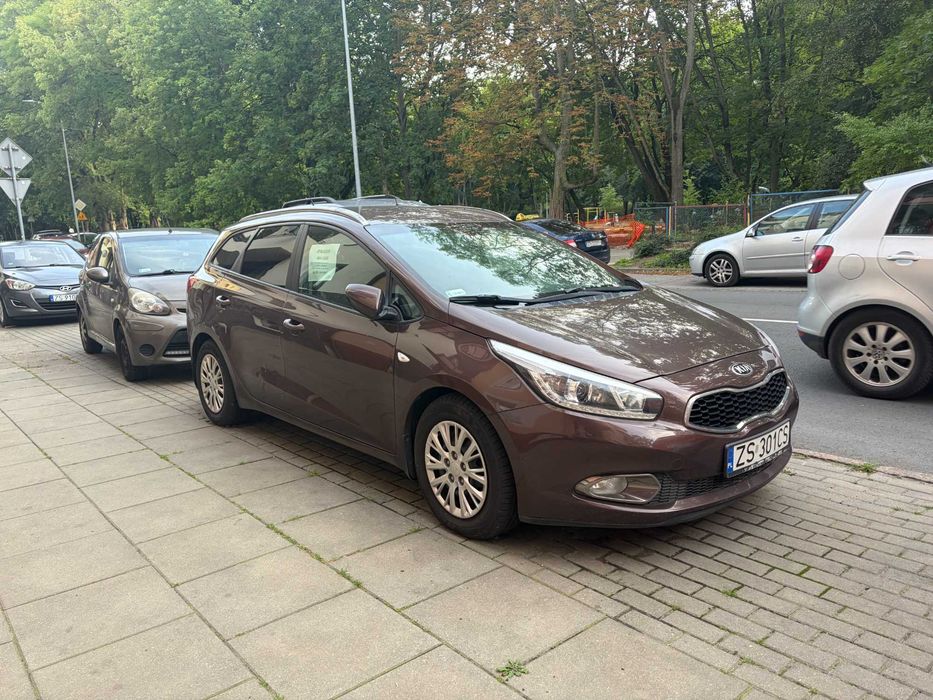 Kia cee’d SW 1.6 CRDi 2014 | 221 tys. km | 2 komplety opon