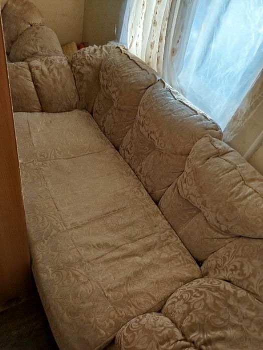 Розкладний диван з кріслами. З дорогого набору .